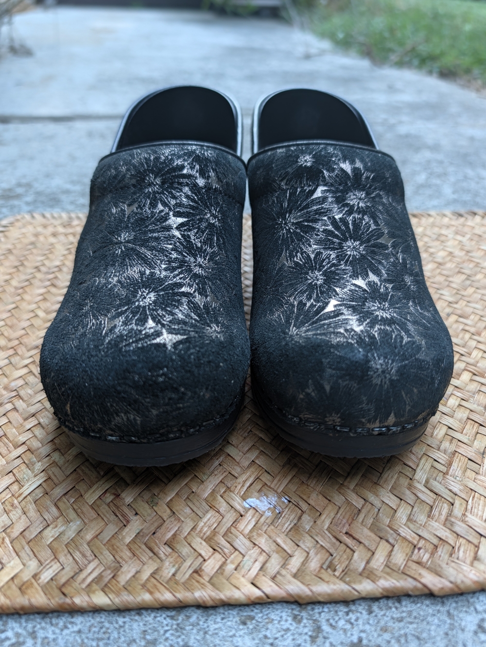 Women's Santia Black Floral Slip-On Clogs